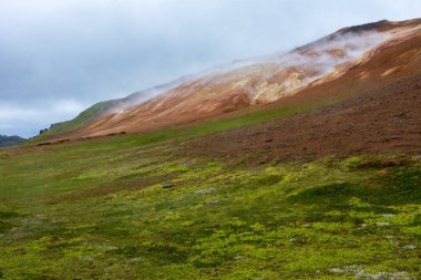 Leirhnjukur - Clay Hill - içinde Kuzey İzlanda - bir güzel volkanik lav alanları lav nehirleri ve pahoehoe lav, lav akıntıları ve renkli kraterler rhyolite oluşumları