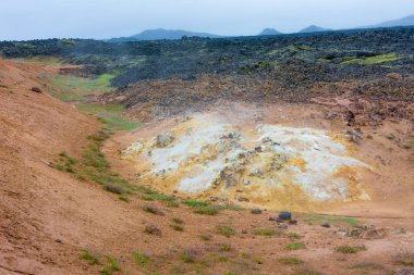 Leirhnjukur - Clay Hill - içinde Kuzey İzlanda - bir güzel volkanik lav alanları lav nehirleri ve pahoehoe lav, lav akıntıları ve renkli kraterler rhyolite oluşumları