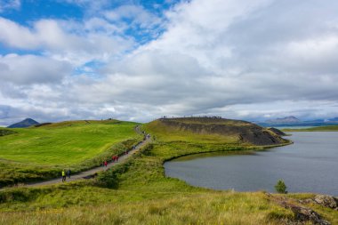Lake Myvatn ve göl kenarındaki North Iceland'deki / Skutustadir Pseudocraters