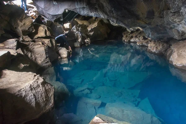 Grjotagja Kfala alan Lake Myvatn, İzlanda yakınındaki mağarada. Bu bir doğal sıcak su yer banyo yıldır.