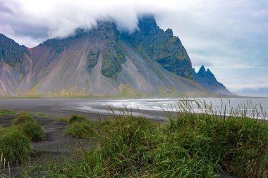 Stokksnes lagün, siyah kum plaj, okyanus ve Dağları Güneydoğu İzlanda'dan göster