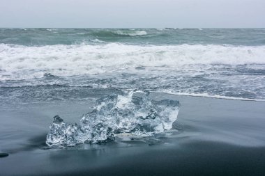 Beach plaj ve güzel kontrastlı siyah kum denize Jokulsarlon Glaciar lagün çalışır buz nerede yıkanmış South Iceland'deki / daki elmas