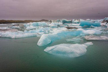 Ünlü Jokulsarlon buzul lagün South Iceland'deki / daki büyük Vatnajokull buzulun bir kolundaki Blue Ice