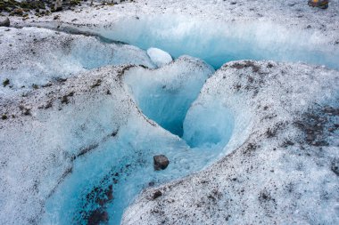 Bir buzul mavi buz alınan şaşırtıcı Vatnajokull buzul görünümlerini Tur Hvannadalshnukur buzul kol South Iceland'deki / daki yakınındaki yürümek