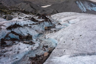 South Iceland'deki / daki büyük Vatnajokull buzulun bir kolundaki gizli Svinafellsjokull buzul lagün, Blue Ice