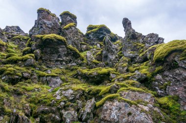 Landmannalaugar veya 'Halk havuzları', Güzellik, renkli lav ve kum oluşumları, kar ve güzel yürüyüş parkurları ile İzlanda'nın southern Highlands kalbinde çarpıcı geniş bir alana
