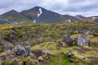 Landmannalaugar veya 'Halk havuzları', Güzellik, renkli lav ve kum oluşumları, kar ve güzel yürüyüş parkurları ile İzlanda'nın southern Highlands kalbinde çarpıcı geniş bir alana