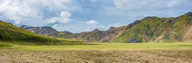 Landmannalaugar veya 'Halk havuzları', Güzellik, renkli lav ve kum oluşumları, kar ve güzel yürüyüş parkurları ile İzlanda'nın southern Highlands kalbinde çarpıcı geniş bir alana