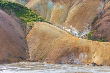 Landmannalaugar veya 'Halk havuzları', Güzellik, renkli lav ve kum oluşumları, kar ve güzel yürüyüş parkurları ile İzlanda'nın southern Highlands kalbinde çarpıcı geniş bir alana