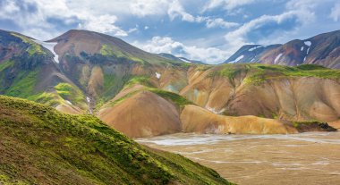 Landmannalaugar veya 'Halk havuzları', Güzellik, renkli lav ve kum oluşumları, kar ve güzel yürüyüş parkurları ile İzlanda'nın southern Highlands kalbinde çarpıcı geniş bir alana