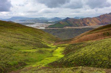 Landmannalaugar veya 'Halk havuzları', Güzellik, renkli lav ve kum oluşumları, kar ve güzel yürüyüş parkurları ile İzlanda'nın southern Highlands kalbinde çarpıcı geniş bir alana
