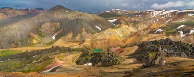 Landmannalaugar veya 'Halk havuzları', Güzellik, renkli lav ve kum oluşumları, kar ve güzel yürüyüş parkurları ile İzlanda'nın southern Highlands kalbinde çarpıcı geniş bir alana