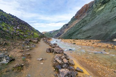 Landmannalaugar veya 'Halk havuzları', Güzellik, renkli lav ve kum oluşumları, kar ve güzel yürüyüş parkurları ile İzlanda'nın southern Highlands kalbinde çarpıcı geniş bir alana