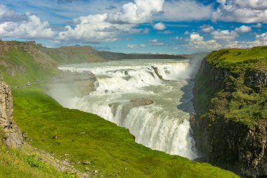 İkonik Gullfoss Şelalesi ve İzlanda'daki Golden Circle Hvita nehire