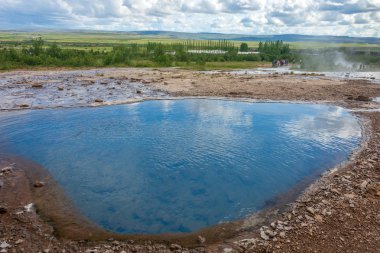 Geysir ve Strokkur geysers ve İzlanda'daki Altın çember üzerindeki Geysir jeotermal Park'ta surronding alanı