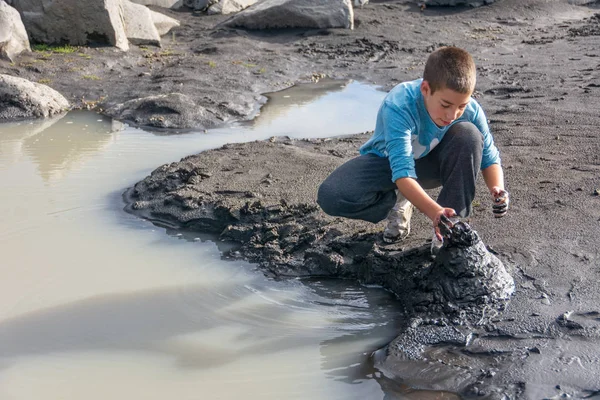 Молодой Человек Играет Черном Песке Возле Водопада Детифосс Национальном Парке — стоковое фото