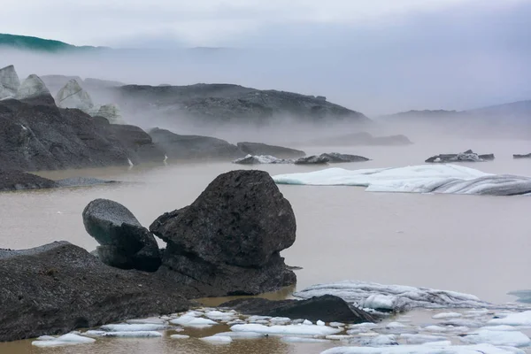 아이슬란드의 Vatnajokull 빙하의 숨겨진된 Svinafellsjokull 연못에 아이스 — 스톡 사진