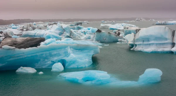 在南冰岛巨大的 Vatnajokull 冰川的手臂上著名的 Jokulsarlon 冰川泻湖上的蓝色冰 — 图库照片