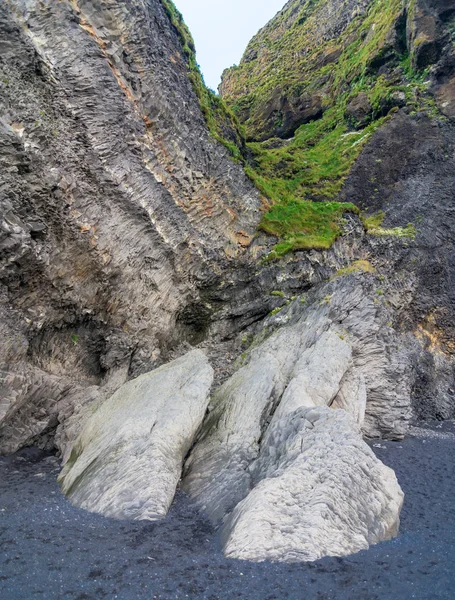 Playa Arena Negra Reynisfjara Con Increíbles Formaciones Basalto Columnar Una —  Fotos de Stock