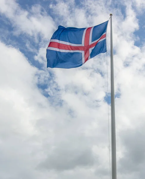 アイスランドの国旗は赤と白のクロス風のアイスランド天気予報に誇らしげにぶら下がっている青い Backgroumd — ストック写真