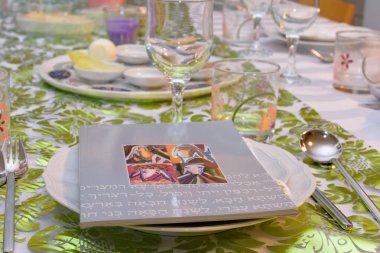 Modern Fısıh Haggadah bir Seder masada yeşil ve altın süslemeleri Tel Aviv, İsrail