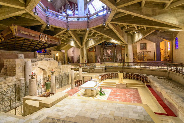 NAZARETH, ISRAEL - 30 апреля 2016 года: Церковная базилика Благовещения. Традиционно здесь ангел Гавриил явился Деве Марии и объявил, что она забеременеет Иисуса Христа
