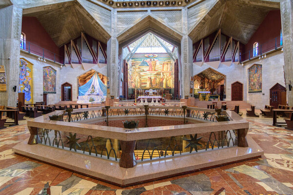 NAZARETH, ISRAEL - 30 апреля 2016 года: Церковная базилика Благовещения. Традиционно здесь ангел Гавриил явился Деве Марии и объявил, что она забеременеет Иисуса Христа
