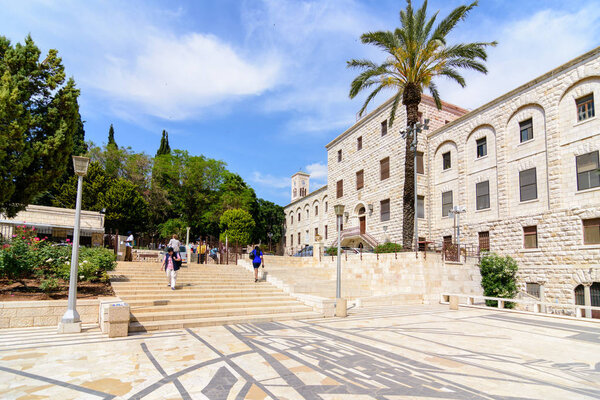 NAZARETH, ISRAEL - 30 апреля 2016 года: Церковная базилика Благовещения. Традиционно здесь ангел Гавриил явился Деве Марии и объявил, что она забеременеет Иисуса Христа
