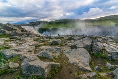 Selfoss, İzlanda - 25 Temmuz 2018: insanlar güzel Selfoss şelale ve kanyon North Iceland'deki / daki Jokulsargljufur Milli Parkı