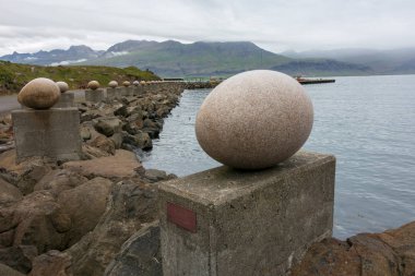 Gleoivik Bay, İzlanda - 27 Temmuz 2018: Yumurta toplama heykeller Djupivogur Köyü, İzlanda, Gleoivk koyunda 