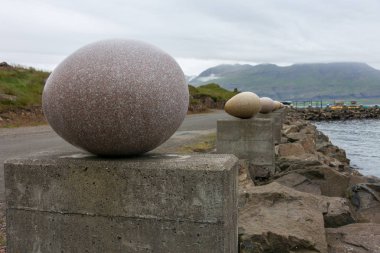 Gleoivik Bay, İzlanda - 27 Temmuz 2018: Yumurta toplama heykeller Djupivogur Köyü, İzlanda, Gleoivk koyunda 