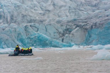 Vatnajokull, İzlanda - 28 Temmuz 201: South Iceland'deki / daki Fjallsarlon buzul lagün bir kol büyük Vatnajokull buzulun üzerinde mavi buz zodyak bot Turu üzerinde yelken iki aile