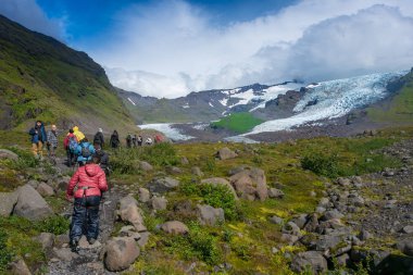 Vatnajokull, İzlanda - 29 Temmuz 2018: South Iceland'deki / daki şaşırtıcı Vatnajokull ile güdümlü buzul yürüyüşe turist grup. Çizme, krampon, güvenlik takımları ve Buz baltaları tur içerir.