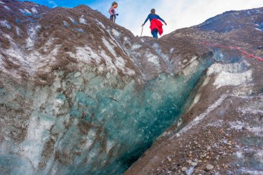 Vatnajokull, İzlanda - 29 Temmuz 2018: South Iceland'deki / daki şaşırtıcı Vatnajokull ile güdümlü buzul yürüyüşe turist grup. Çizme, krampon, güvenlik takımları ve Buz baltaları tur içerir.