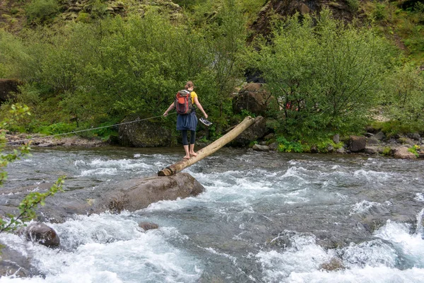 Glymur Iceland July 2018 Woman Crossing Dangerous Slippery River Beautiful — Stock Photo, Image