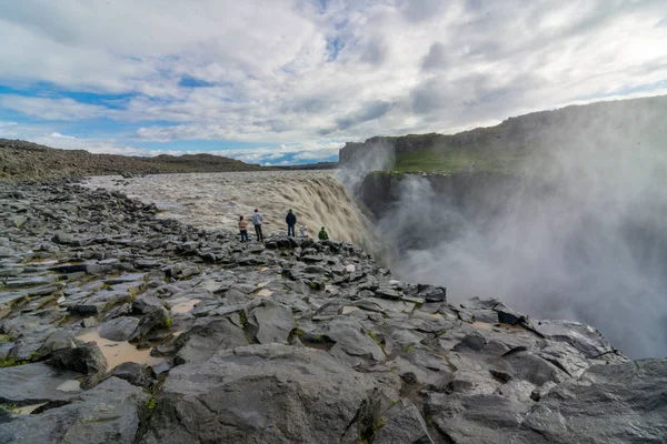 Detifoss Islândia Julho 2018 Pessoas Assistindo Bela Cachoeira Detifoss Desfiladeiro — Fotografia de Stock