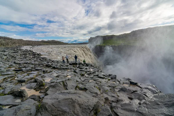 Detifoss アイスランド 2018 人が見て美しい Detifoss 滝と峡谷北アイスランドのジョクルサルギリジュフル国立公園に — ストック写真