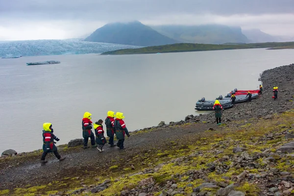 Vatnajokull 7月28日 201 两个家庭准备在蓝色的冰黄道船上航行在 Fjallsarlon 冰川泻湖上的一个手臂上的巨大的 Vatnajokull 冰川在南冰岛 — 图库照片