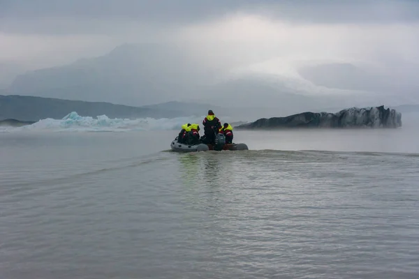 Vatnajokull Ισλανδία Ιουλίου 201 Δύο Οικογένειες Που Πλέει Μπλε Πάγου — Φωτογραφία Αρχείου