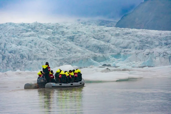 Vatnajokull Iceland Julho 201 Duas Famílias Navegando Passeio Barco Blue — Fotografia de Stock