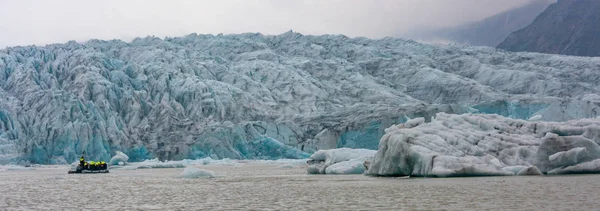 Vatnajokull Iceland Июля 201 Две Семьи Плывущие Лодке Blue Ice — стоковое фото