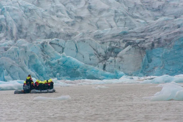 Vatnajokull Iceland Lipca 201 Dwie Rodziny Żeglarstwo Wycieczkę Statkiem Niebieski — Zdjęcie stockowe