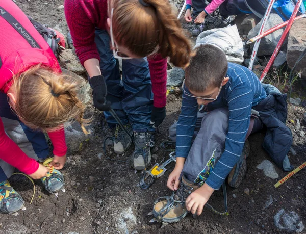 Vatnajokull 2018年7月29日 一群游客在南冰岛惊人的 Vatnajokull 上进行了引导冰川漫步 旅游包括靴子 安全带 和冰轴 — 图库照片