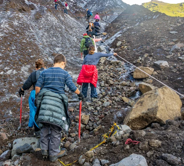 Vatnajokull 2018年7月29日 一群游客在南冰岛惊人的 Vatnajokull 上进行了引导冰川漫步 旅游包括靴子 安全带 和冰轴 — 图库照片