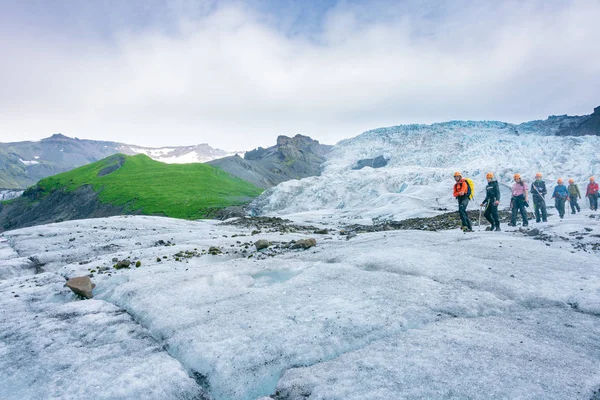 Vatnajokull, İzlanda - 29 Temmuz 2018: South Iceland'deki / daki şaşırtıcı Vatnajokull ile güdümlü buzul yürüyüşe turist grup. Çizme, krampon, güvenlik takımları ve Buz baltaları tur içerir.