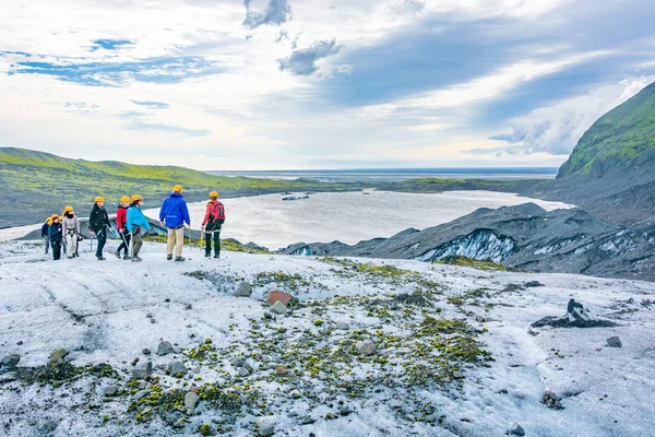 Vatnajokull Iceland Lipca 2018 Grupa Turystów Spacer Przewodnikiem Polodowcowe Niesamowite Zdjęcia Stockowe bez tantiem