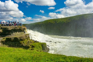 Altın daire, İzlanda - 1 Ağustos 2018: ikonik Gullfoss şelale ve İzlanda'daki Golden Circle Hvita nehirde bir parlak yaz günü zevk birçok turist