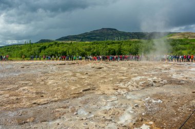 Altın daire, İzlanda - 1 Ağustos 2018: Geysir ve Strokkur geysers ve surronding alan İzlanda'Altın çember üzerindeki Geysir jeotermal Park'ta zevk turist
