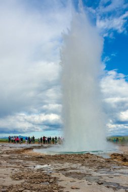 Altın daire, İzlanda - 1 Ağustos 2018: Geysir ve Strokkur geysers ve surronding alan İzlanda'Altın çember üzerindeki Geysir jeotermal Park'ta zevk turist