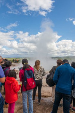Altın daire, İzlanda - 1 Ağustos 2018: Geysir ve Strokkur geysers ve surronding alan İzlanda'Altın çember üzerindeki Geysir jeotermal Park'ta zevk turist